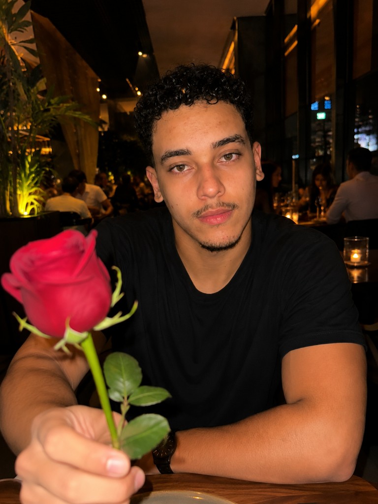 Foto minha segurando uma rosa